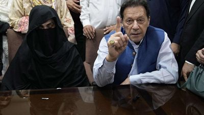 محكمة باكستانية تتهم عمران خان وزوجته بالرشوة.. اعرف التفاصيل
