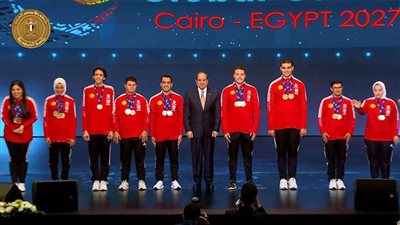 عاجل| الرئيس السيسي يتوسط صورة تذكارية مع أبطال دورة الألعاب العالمية