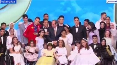 الرئيس السيسي يلتقط صورة تذكارية مع المشاركين من 