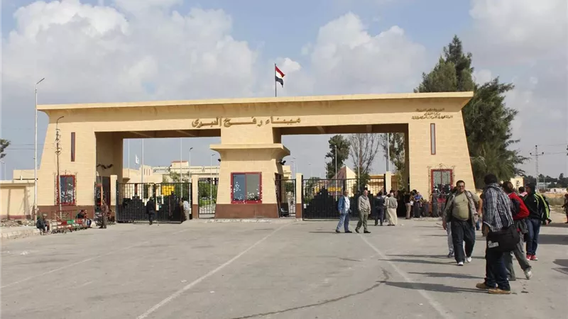 معبر رفح يستقبل 64 شاحنة مساعدات ووقود لغزة.. ودخول عشرات الجرحى للعلاج في مصر