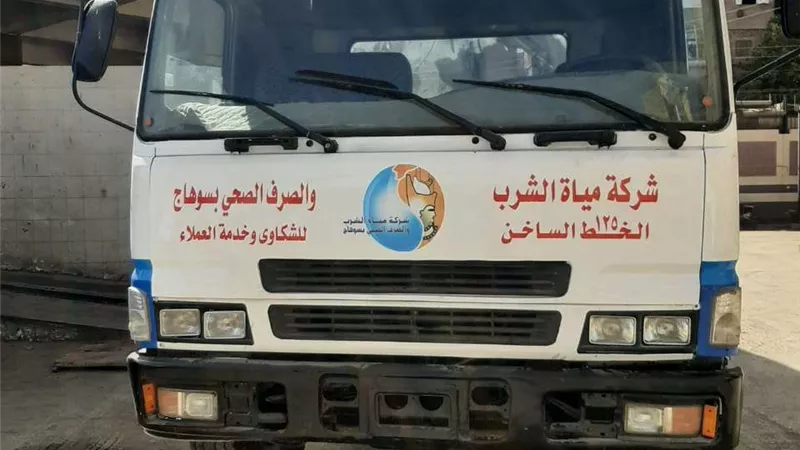 رجال الورشة المركزية للسيارات بمياه سوهاج يعيدون سيارة كهنة للعمل والدفع بسيارة فاكيوم لمجابهة الطوارئ والأزمات