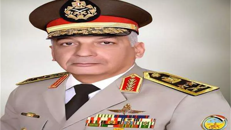 وزير الدفاع والإنتاج الحربي يلتقي بعدد من مقاتلي المنطقة المركزية العسكرية