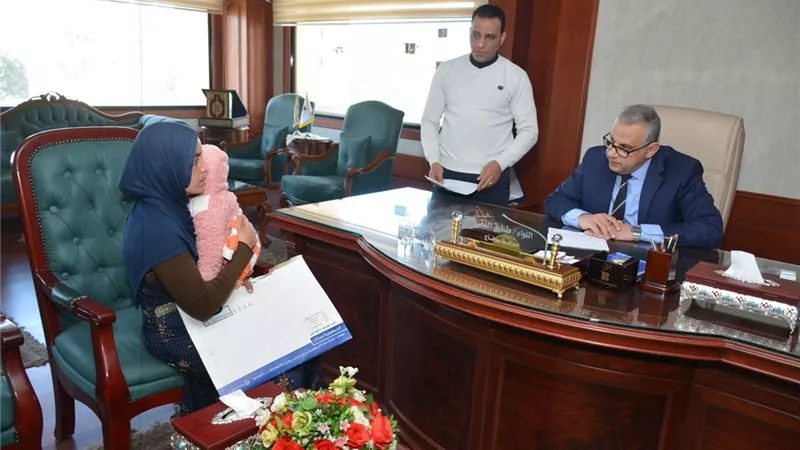 محافظ سوهاج يناقش عددا من شكاوى وطلبات المواطنين