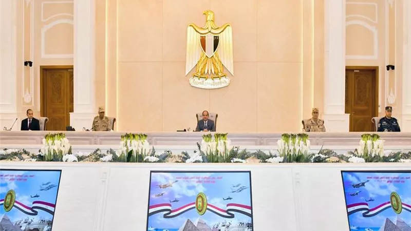الرئيس السيسي يجتمع مع وزير الدفاع ورئيس أركان حرب القوات المسلحة