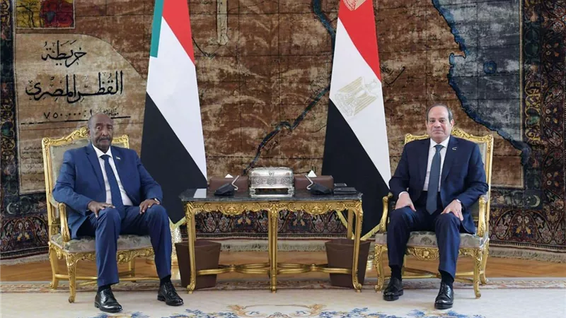 السيسي يؤكد للبرهان دعم مصر الكامل لتحقيق استقرار السودان وتسوية النزاع.. (صور)