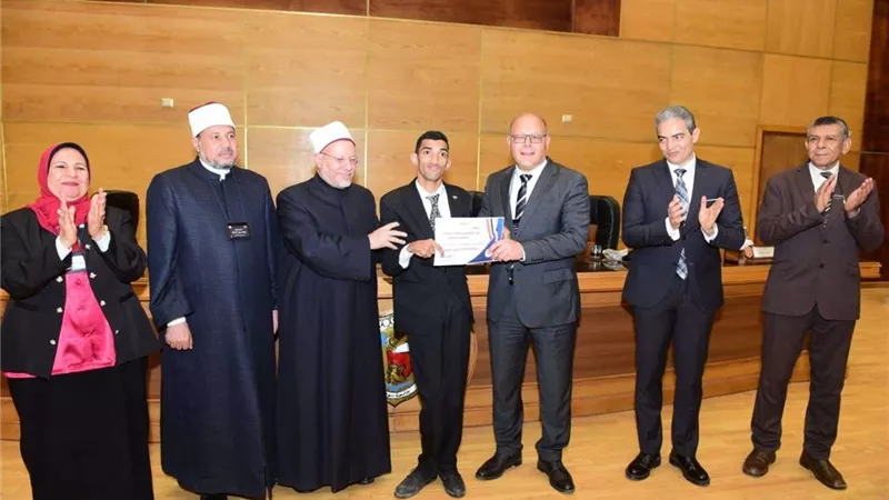 النعماني يكرم الطالب الموهوب عبد الرحمن المشارك باحتفالية قادرون بإختلاف بجامعة سوهاج