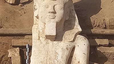 البعثة الأثرية تتمكن من الكشف عن الجزء العلوي من تمثال  للملك رمسيس الثاني