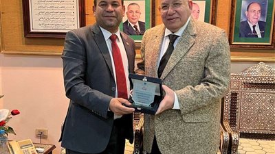 مؤسسة الإعلام والتحول الرقمي تكرم نقيب الأشراف وتشيد برفع مهارات التكنولوجيا والذكاء الاصطناعي