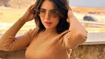 بجانب الأهرامات.. ساندي تطل على جمهورها بألوان مبهجة في أغنية حلوة يا بلدي