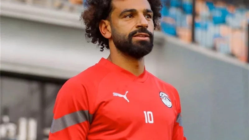 حسام حسن يسعى لحسم مصير محمد صلاح من قائمة اللاعبين المحترفين المستدعية لمعسكر مارس المقبل