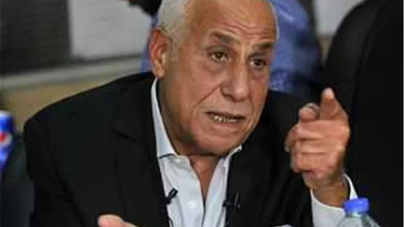 حسين لبيب يجتمع بلاعبي الزمالك في مطار القاهرة