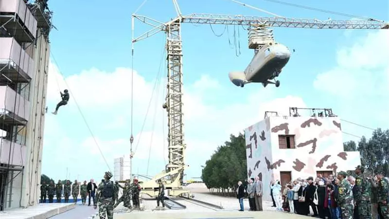 القوات المسلحة تنظم زيارة لعدد من القادة السابقين وأسرهم إلى قيادتي قوات المظلات والصاعقة