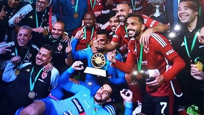 الأهلى يقيم ممرا شرفيا للاعبى الزمالك بعد خسارة كأس مصر