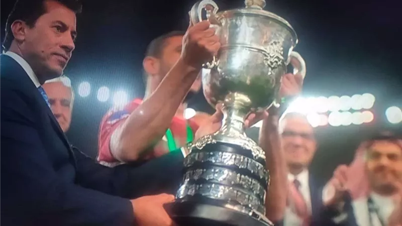 وزير الرياضة يُسلم كأس مصر إلي النادي الأهلي بعد فوزه على الزمالك