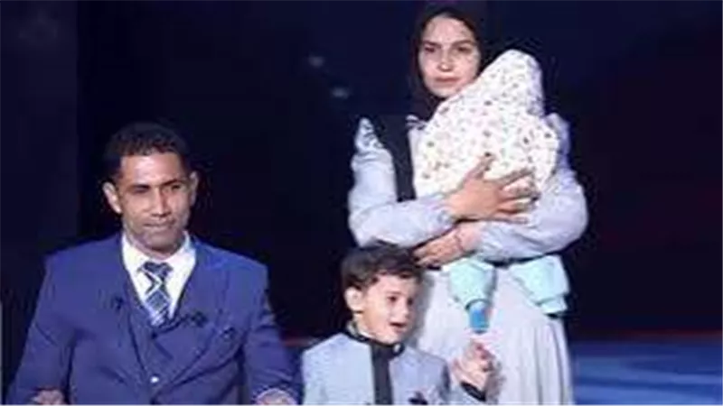 لفتة إنسانية.. الرئيس السيسي يطلب من زوجة أحد الأبطال الوقوف بجانبه على المنصة
