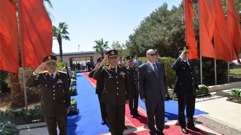 محافظ أسيوط يشارك قائد المنطقة الجنوبية العسكرية فى وضع إكليل من الزهور على النصب التذكاري للشهداء