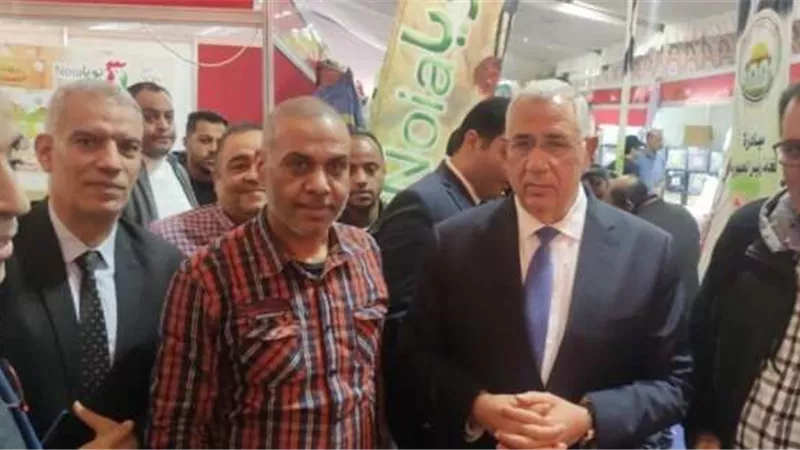 وزير الزراعة يتفقد معرض السلع الغذائية «خير مزارعنا لأهالينا»