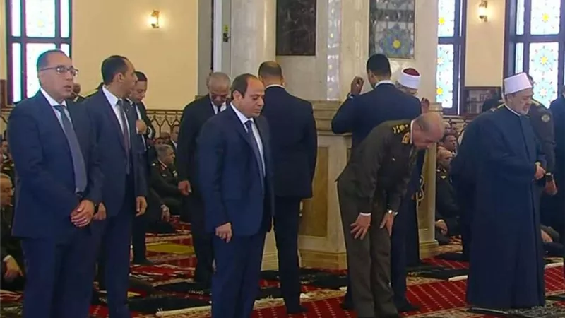 الرئيس السيسي يؤدى صلاة الجمعة بمسجد المشير طنطاوى بمناسبة يوم الشهيد
