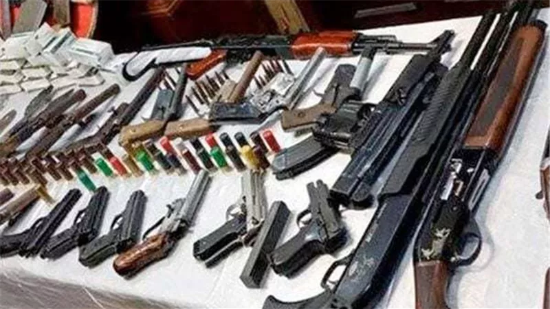 الداخلية تضبط 5 أشخاص مسؤولين عن إدارة صفحة بيع أسلحة على فيسبوك