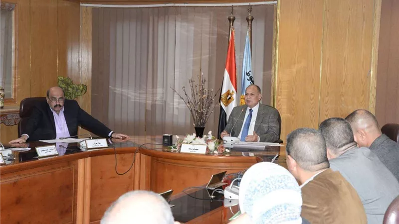 محافظ أسيوط يعقد اجتماعًا مع رؤساء المراكز ومديريات الخدمات لفتح المزيد من المنافذ ومعارض أهلًا رمضان