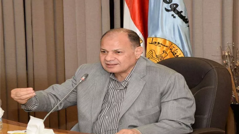 محافظ أسيوط يستعرض جهود مديرية العمل خلال شهر وتشغيل 695 شابًا منهم 11 من ذوي همم