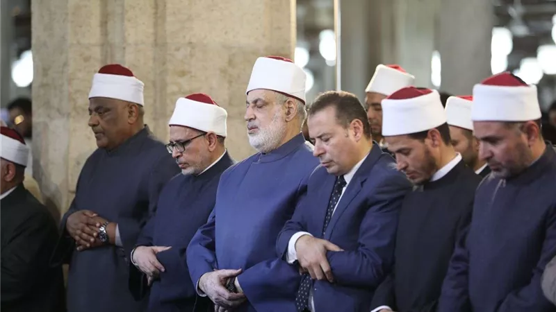 الأزهر يجمعهم.. آلاف المصلين من مصر وقارات العالم يؤدون العشاء والتراويح في الجامع الأزهر
