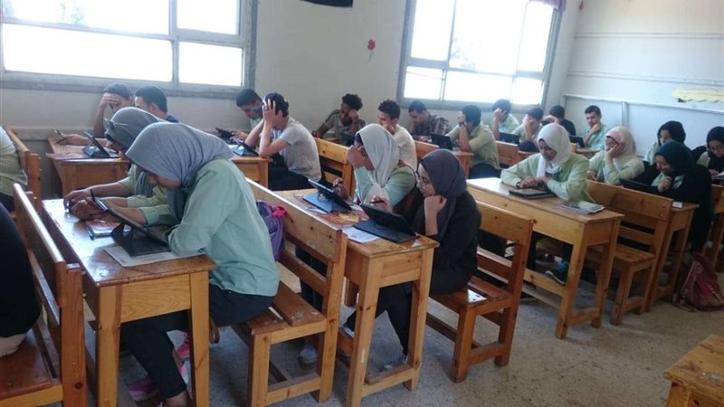 طلاب الصف السادس
