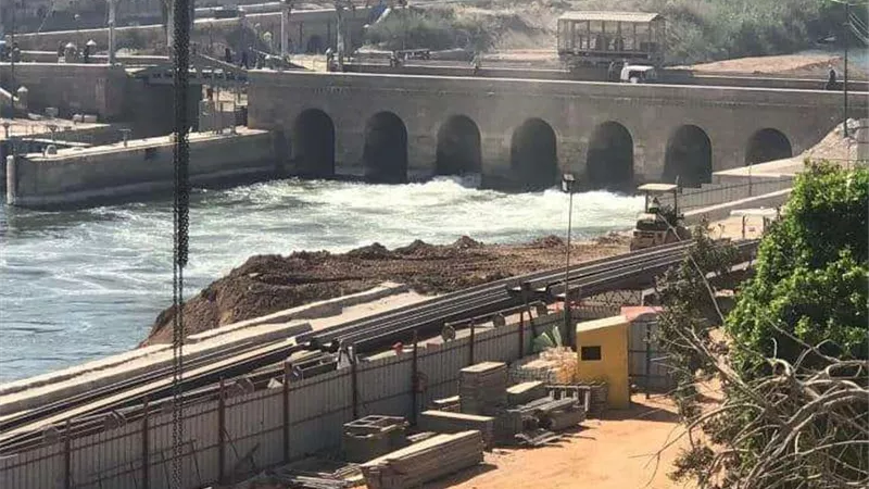 محافظ أسيوط يشيد بنسب التنفيذ بمشروع قناطر ديروط الجديدة والانتهاء من تنفيذ 47 %