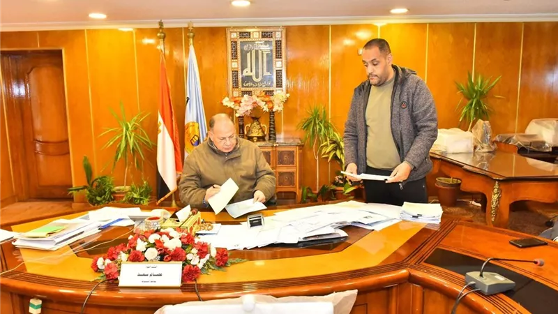 محافظ أسيوط يتابع جهود إنهاء الاجراءات اللازمة لتوفيق أوضاع الكنائس والمباني الخدمية