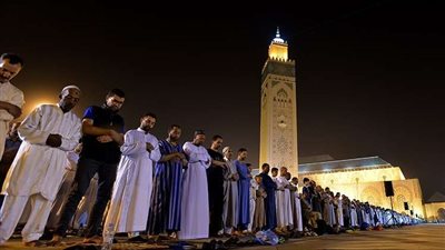 هل يجوز للمرء المسلم أن يصلي صلاة التراويح في منزله؟