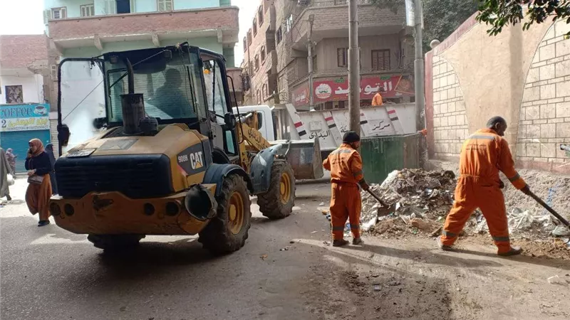 رفع 325 طن قمامة خلال حملات نظافة وتسوية وتمهيد طرق بأسيوط