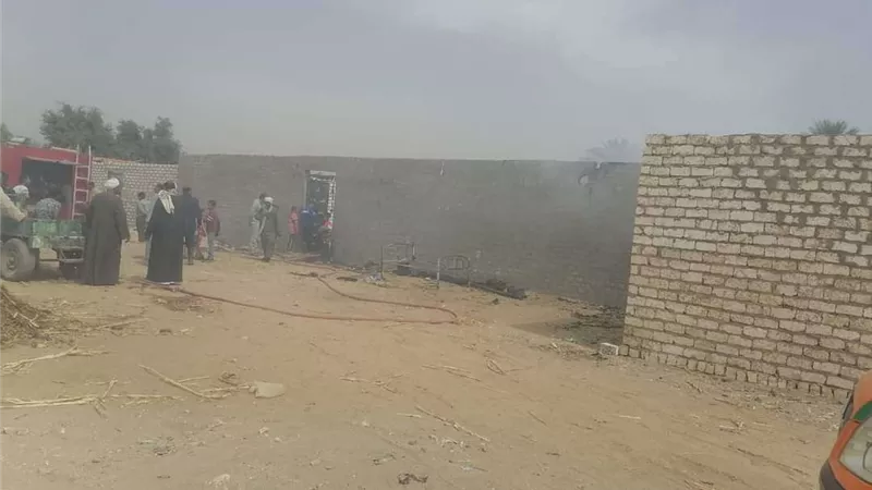 خسائر بالجملة.. إصابة شخص ونفوق رأس ماشية في حريق منزل بقنا