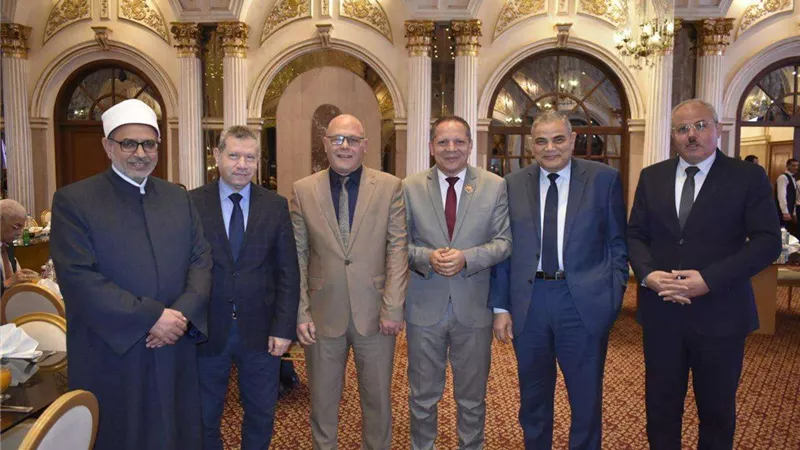 بحضور وزير التعليم العالي.. رئيس جامعة سوهاج يشارك في حفل افطار المجلس الاعلي للجامعات