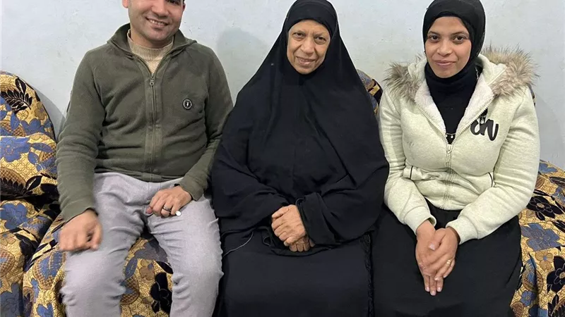 الأم المثالية على الجمهورية: مات زوجي وابني وربيت بناتي الثلاثة بمشروع تربية الطيور