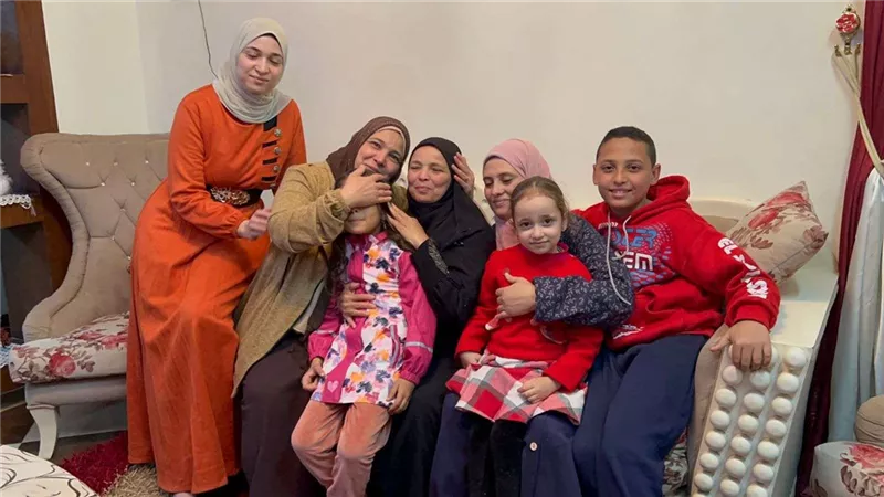 الأم المثالية بأسيوط: مات زوجى وكافحت من أجل تربية أبنائى ورعاية حماتى المسنة