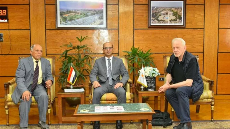رئيس جامعة أسيوط يستقبل خبير جيولوجي من جامعة روسكيلد بالدنمارك ضمن المشروع البحثي القائم بين الجامعتين