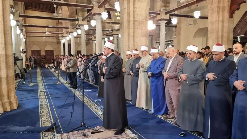 يبتغون فضلًا من الله.. الجامع الأزهر يمتلئ بآلاف المصلين في الليلة العاشرة من رمضان