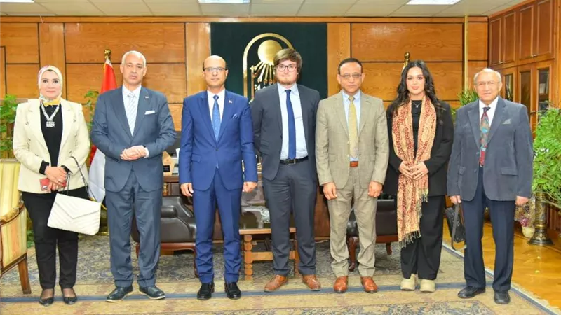 رئيس جامعة أسيوط يستقبل وفدًا من السفارة الفرنسية بالقاهرة لتعزيز سبل التعاون الأكاديمي والعلمي
