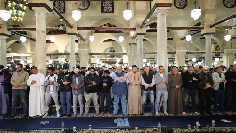 يسارعون في الخيرات.. آلاف المصلين من جنسيات مختلفة يؤدون العشاء والتراويح بالأزهر