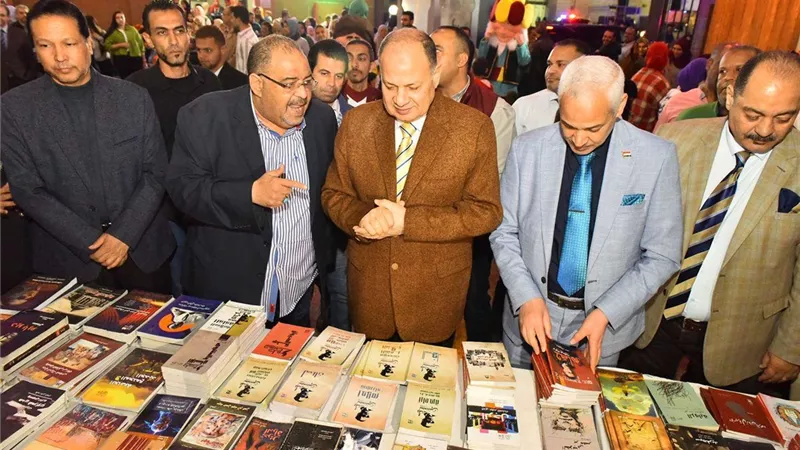 محافظ أسيوط يتفقد معرض ومنفذ بيع إصدارت الهيئة العامة لقصور الثقافة