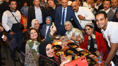 وزيرة الهجرة تحضر  