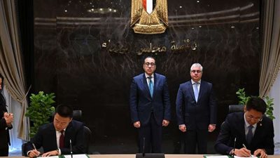 رئيس الوزراء يشهد توقيع عقد نقل حق انتفاع لأرض بالمنطقة الاقتصادية لقناة السويس لشركة 