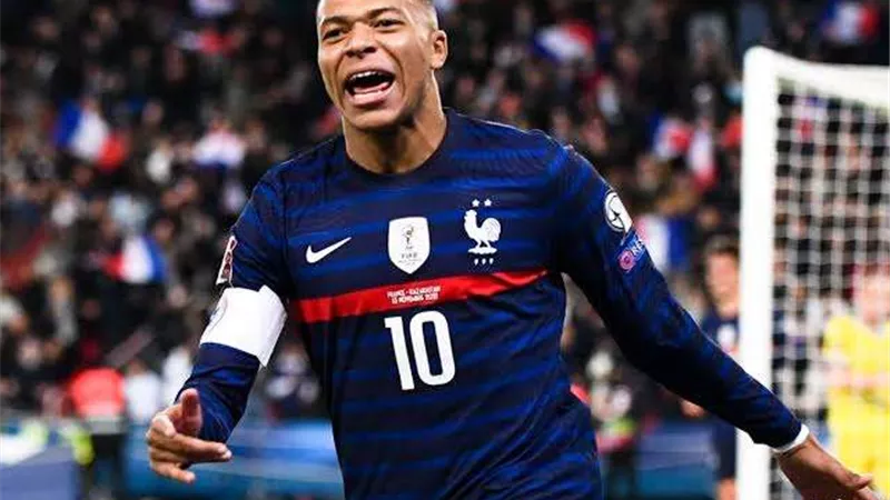 رئيس برشلونة يتحدث عن تعاقد ريال مدريد مع مبابي