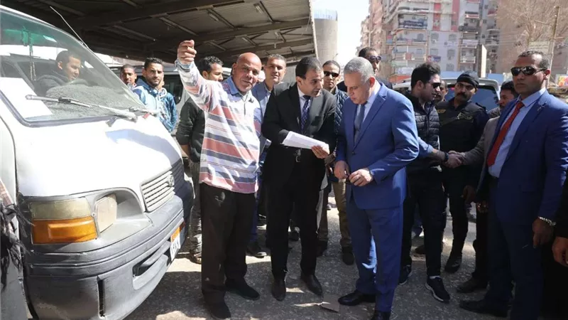 محافظ سوهاج يتابع إلتزام السائقين بالتعريفة الجديدة بمواقف سيارات الأجرة