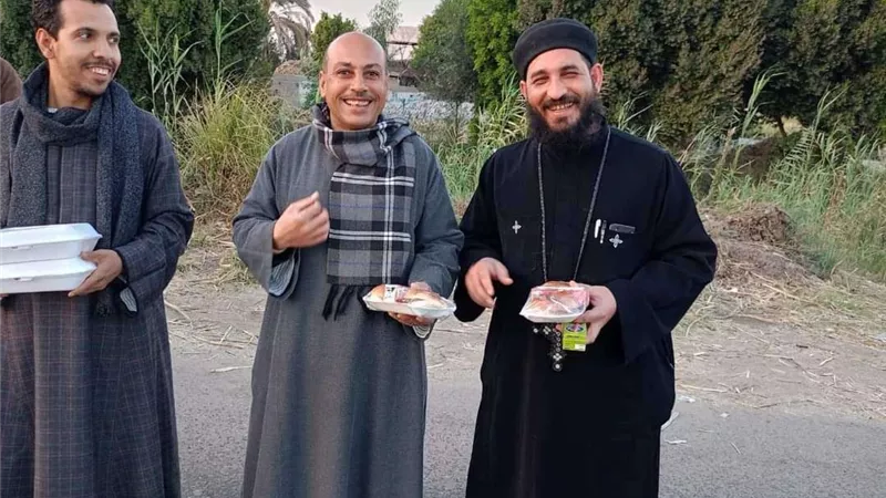 رمضان في مصر حاجة تانية.. كاهن كنيسة يوزع وجبات إفطار على الصائمين بقنا