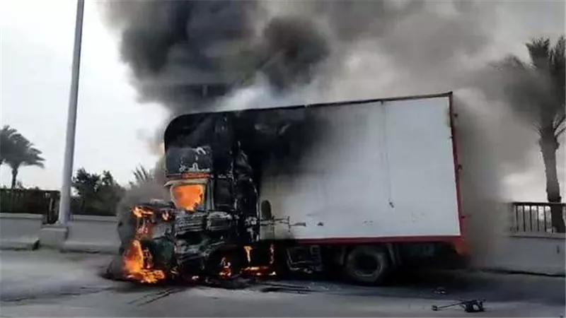 رأسها انفصلت عن جسدها.. تفاصيل حادث تصادم سيارة نقل بملاكي.. صور