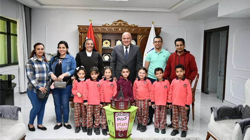 بفانوس كبير.. وفد من مدرسة الراهبات الفرنسيسكانيات يهنئ محافظ قنا بشهر رمضان