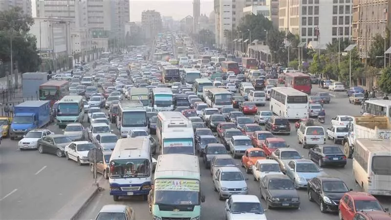 النشرة المرورية.. زحام على الطرق الرئيسية في شوارع القاهرة والجيزة