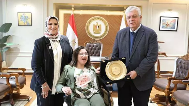 وزير التعليم العالي يُشيد بإنجاز الطلبة من ذوي القدرات الخاصة وإتاحة الفرص لهم للنجاح في مختلف المجالات