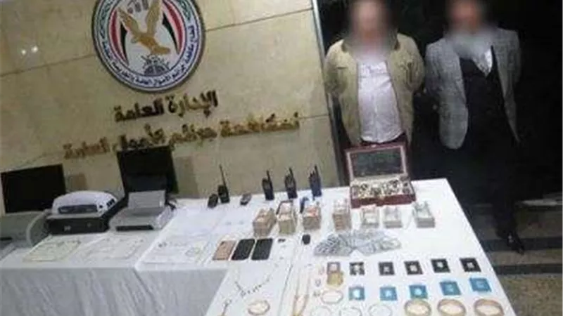 منتحلين صفة مسؤول حكومي.. القبض على شخصين للنصب على مواطنين بزعم إنهاء مصالحهم